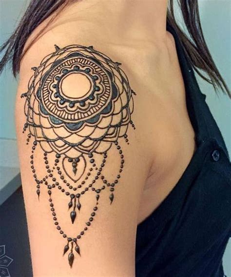 Graceful Lace Henna Tattoos On Shoulder For Girls Henna