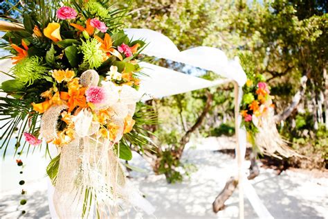 Here, you can get free valuable information all related to planning an outdoor wedding, unique outdoor wedding themes. Tropical wedding reception decor with a beach theme and ...