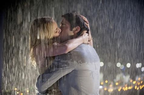 17 Romantic Tv Kisses In The Rain Kissing In The Rain Revenge Tv Show Revenge Tv