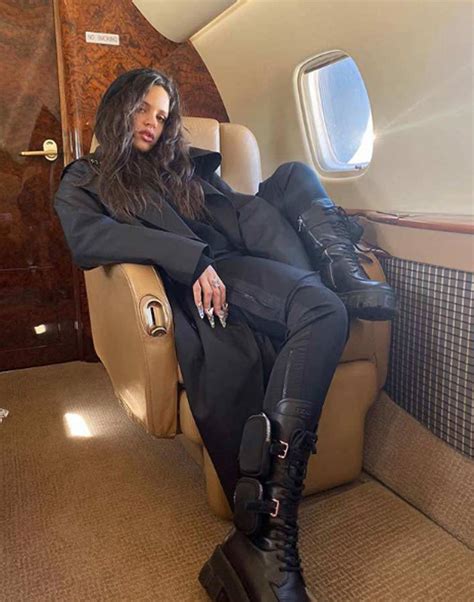 Rosalía desata la polémica tras publicar foto en un jet privado