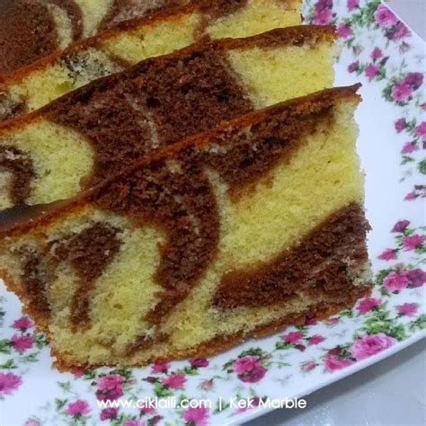 Icing atau krim pada kek ibarat perempuan dengan solekan hehehe, tanpa solekan ia dengan 6 bahan dan 4 cara simple dah boleh buat icing/krim kek. Resepi Kek Marble ~ ciklaili.com