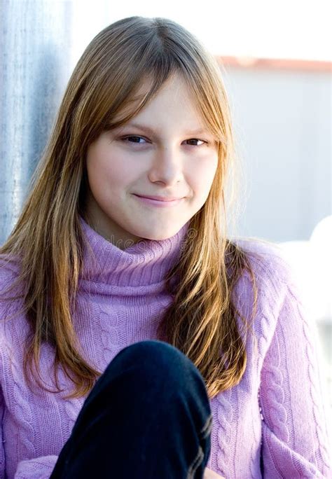 Retrato Adolescente Joven Sonriente Feliz Hermoso De La Muchacha Foto