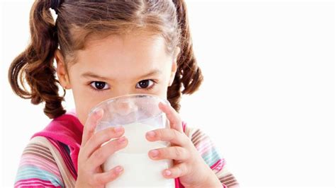 Cho Bé Uống Sữa Tươi Như Thế Nào Mới Là Đúng Cách