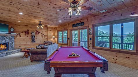 Bearcity cabin deer to us! large cabin brand new home with pool table, fenced yard. Black Bear Lodge Rental Cabin - Blue Ridge, GA