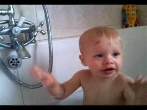 Best baby bathtubs of 2021. Baby farting in the bath - YouTube