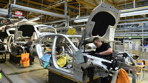 Mercedes Benz Unternehmen Beantragt Kurzarbeit Und Erntet Kritik