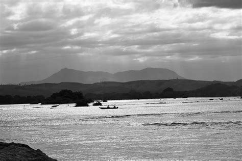 Tumiritinga MG Praia do Jaó com Ibituruna ao fundo Flickr