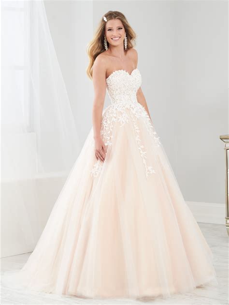 Tiffany Exclusive Prom And Formal Dresses In 2020 Sparkly Prom