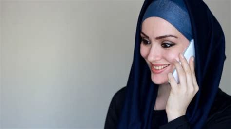 Porträt Einer Schönen Arabischen Frau In Eine Traditionelle Kopftuch Hijab Kommuniziert Auf