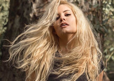 «να ενημερώσω ότι αν γράψει κάποιος στο instagram πως έχω χοντρό μπούτι, να ξέρει…» η μαρία κορινθίου είναι η πιο καυτή ελληνίδα μάνα με καμπυλάρες στο instagram! Η Μαρία Κορινθίου μόνο με τα εσώρουχά της: Η νέα hot ...