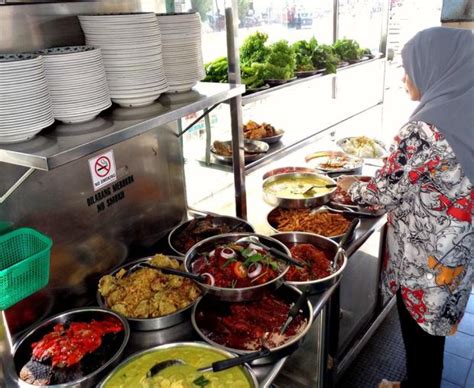 Nasi padang er en viktig del av indonesiske arbeiders lunsjpause i urbane områder. Penang Best Nasi Padang in town at Nasi Padang Minang ...