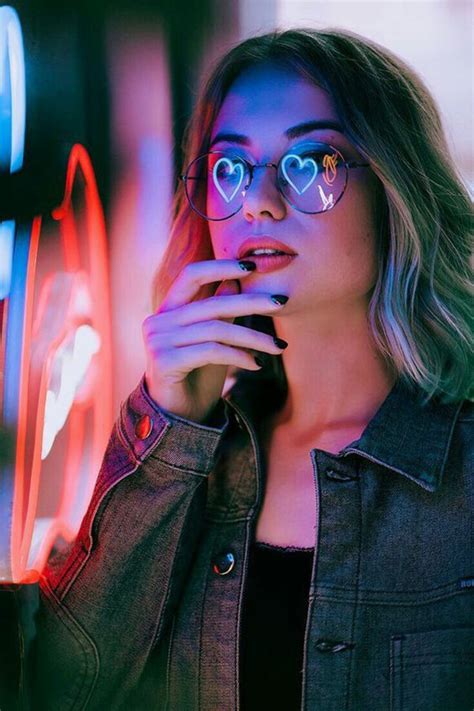 23 Poses Que Debes Probar Para Triunfar En Instagram Neon Photography