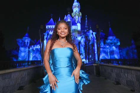 Halle Bailey Sings “part Of Your World” Live For The First Time At Disneyland Teen Vogue