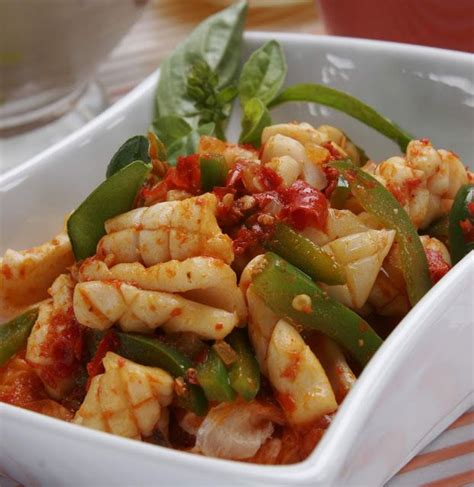 Resep tom yam ini merupakan resep sup dengan rasa asam pedas seafood yang khas. Resep Cumi Masak Pedas | Resep seafood, Makan malam ...