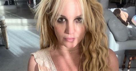 Britney Spears Worries Fans As She Flashes Nipple And Bruised Wrist