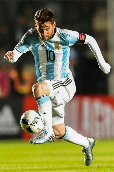 El 10 culé parece canalizar cada cambio en su vida personal con la alteración de su estilo y en esa búsqueda parecen ser los tatuajes su afición favorita. Pin de alejandro gonzalez en Themessi | Messi argentina ...