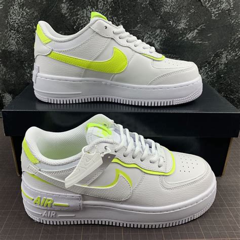 Farblich im freshen weiß gehalten, ist der sneaker mit einem obermaterial aus hochwertigem leder gefertigt und verfügt über ein zweilagiges design für ein einzigartiges design. Nike Air Force 1 Shadow Lemon - FOOTZONESPAIN