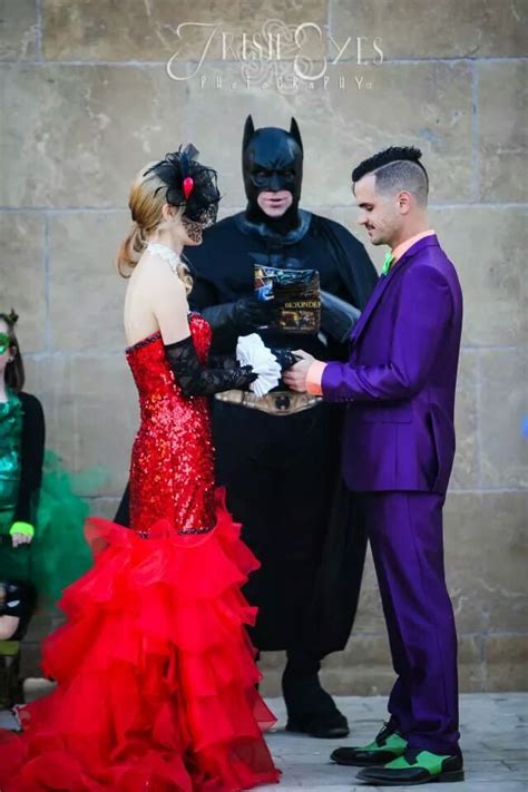 Joker And Harley Quinn Tie The Knot In Costume Filled Fan Wedding