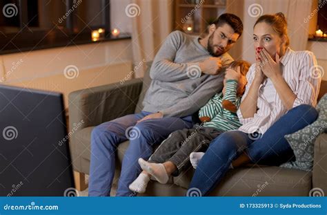 Asustada Familia Viendo Televisión En Casa Por La Noche Imagen De