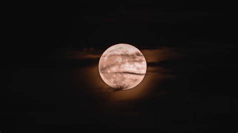 Скачать 3840x2160 полнолуние луна облака ночь темный обои картинки