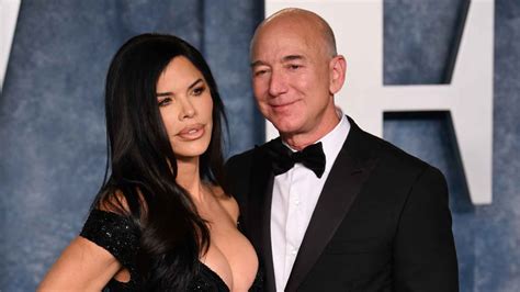 Jeff Bezos se compromete con la periodista Lauren Sánchez en Francia