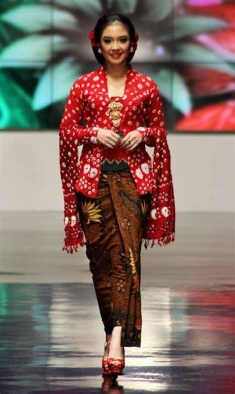 From the collection Kebaya Kartini on Clozette Indonesia  Gaun batik