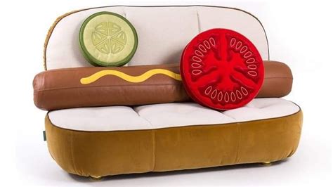 Sofá con forma de perrito caliente cojines salchicha pepino tomate y pan Quirky Furniture