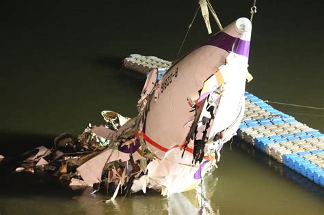 Transasia Plane Crashes Into Taiwanese River Killing 25