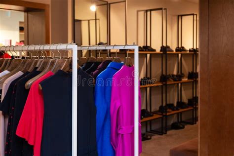 Colorful Mannetje In Boutique Aan Kleerhangers Kledingrek Op Metalen Standaard Conceptopening