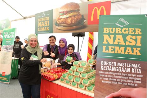 Malaysia's national dish is a southeast asian favourite found in both malaysia and singapore. Guys, McDonald's Nasi Lemak Burger Is Finally Available ...