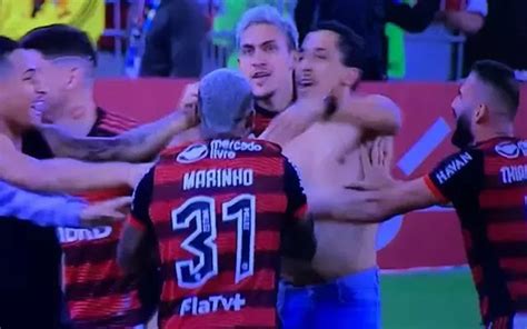 Esportes Torcedor Do Flamengo é Preso Após Invadir Campo E Comemorar