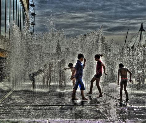 children-playing-in-fountain-1498523188T3Z - BreatheLife2030