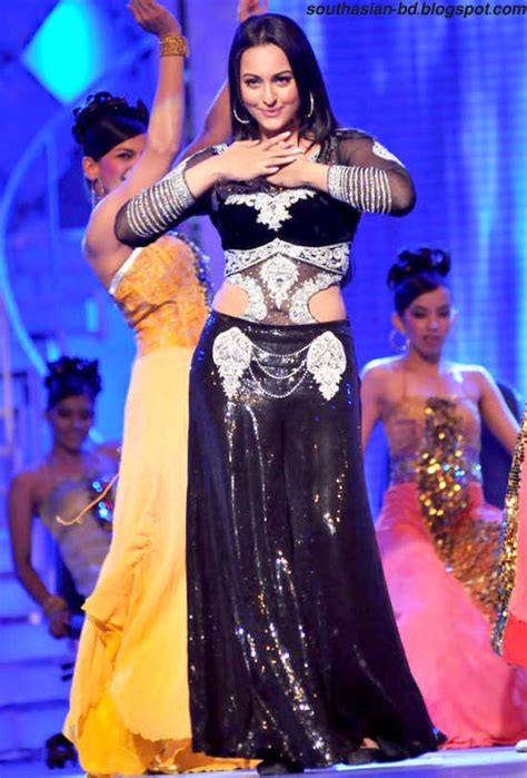 Sonakshi Sinha Pantaloons Femina Miss India 2011 Finale Hot Dance Stills