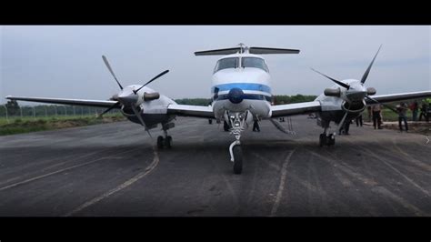Warli afdillah 02050026 telah dipertahankan di depan tim penguji. Melihat Lebih Dekat Pesawat King Air yang Landing dan Take off di Bandara Ngloram - YouTube