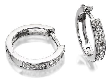 Hal ini dikarenakan emas jenis ini. √ Anting Emas Putih Terbaru (Model, Keunggulan, & Harga)