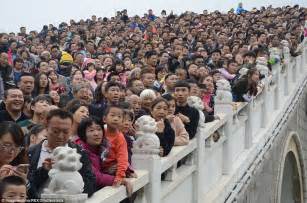 Thousands Of Chinese Tourists Overcrowd Stone Bridge Daily Mail Online