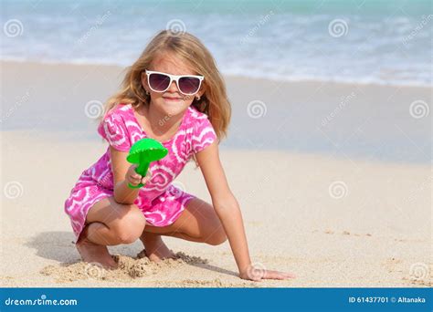 Bambina Felice Che Gioca Sulla Spiaggia Immagine Stock Immagine Di Festa Ragazza