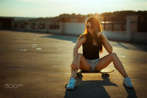 Papel De Parede Mulheres Sentado Calção Mulheres Ao Ar Livre Bronzeada Skate Pernas