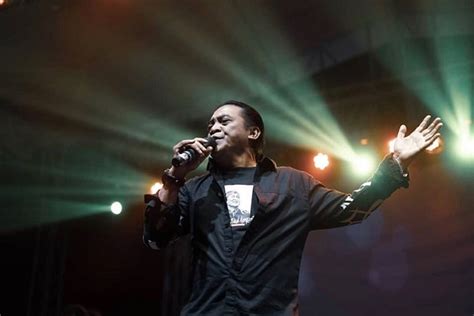 Wis kebacut ambyar ambyar koyo ngene ning opo kowe tego nyekso aku koyo ngene sopo sing ra gelo yen digawe kuciwo, ambyar. Husmanss: Chord Lagu Ambyar Xaluna