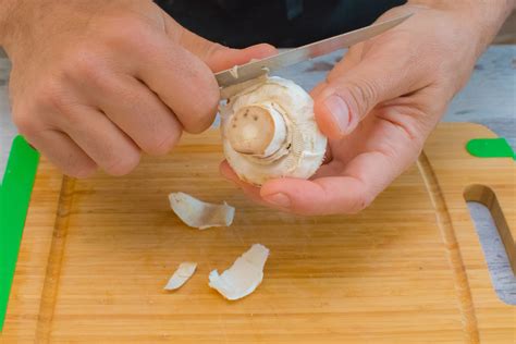 Vierte los champiñones sobre la pasta y pon la quiche en el horno unos 25 minutos hasta que la parte superior esté dorada. cómo se limpian los champiñones | Salud180