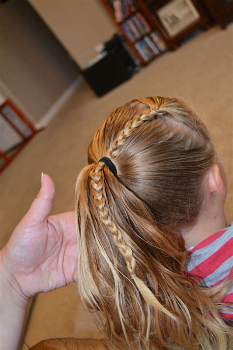 It is a cute and easy hairstyle for short hair for the school that you can do in the morning before going to school, it has a very little elaborate look that some of us love, and it is practical and beautiful at the same time. 1,2,3,4,5 Fast and Easy Hairdos for School | Easy ...