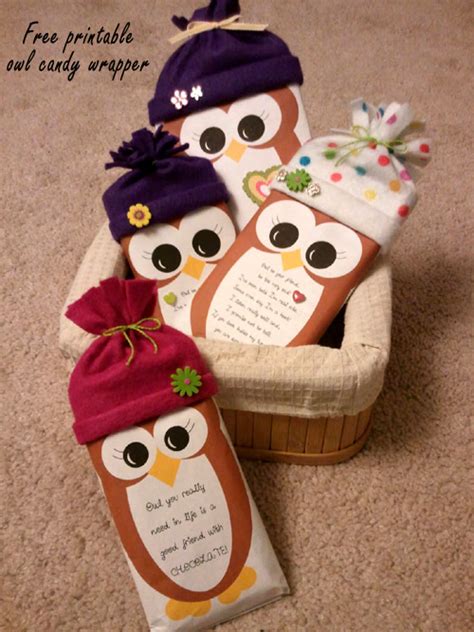 Turn a simple candy bar into a festive gift or stocking stuffer with these free printable christmas candy bar wrappers! My Owl Barn: Freebie: Christmas Owl Candy Wrapper