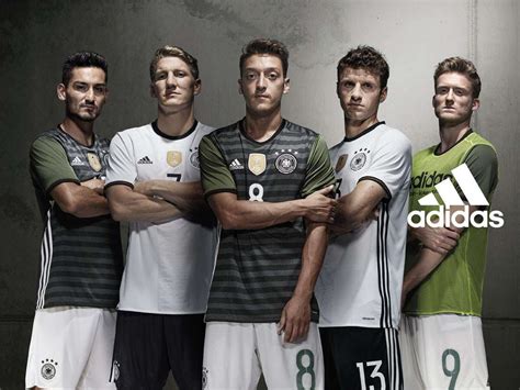 Das neue deutschland heimtrikot für die fußball euro 2021 ist wie üblich in weiß gehalten und besteht ansonsten vorwiegend aus schmalen schwarzen querstreifen. Das neue DFB Deutschland Heim-Trikot zur EM 2016 | fooneo ...