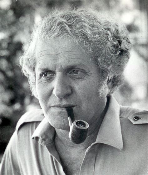 אין לי ארץ אחרת גם אם אדמתי בוערת רק מילה בעברית חודרת אל עורקיי, אל נשמתי בגוף כואב, בלב רעב כאן הוא ביתי. ארץ פלאים, ארץ מרדף או אוכלת יושביה? - יוסמיוסיק