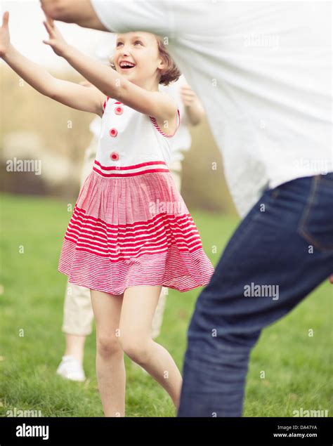 Padre E Hija Jugando A La Pelota Fotografías E Imágenes De Alta