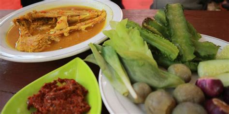 Terdiri dari ikan tengiri, sup ini dibumbui cabai, bawang, lengkuas, dan kunyit. Sensasi Segar dan Pedas Lempah Kuah Kuning Khas Bangka - Kompas.com