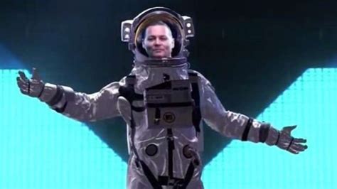 johnny depp turns moonman in surprise appearance at mtv vmas draws mixed reactions on twitter
