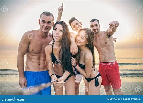 freunde die ein selfie auf dem strand nehmen stockfoto bild von freunde freude 56077706