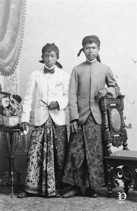 Potret Dua Orang Bangsawan Jawa 1928 Gambar Foto Lama Indonesia