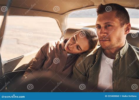 Sch Nes Junges Paar In Der Liebe Kuscheln Im Auto Stockfoto Bild Von
